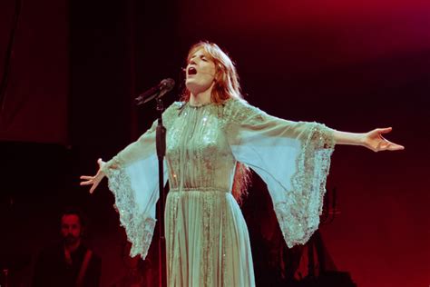 Les Brit Awards 2018 : Une célébration étincelante du talent musical britannique dominée par la voix puissante de Florence Welch et son groupe Florence + the Machine.